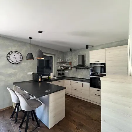 Exkluzívny Rodinný Dom - Rodiny, Pracovné Cesty