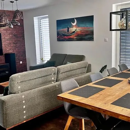 Exkluzívny Rodinný Dom - Rodiny, Pracovné Cesty