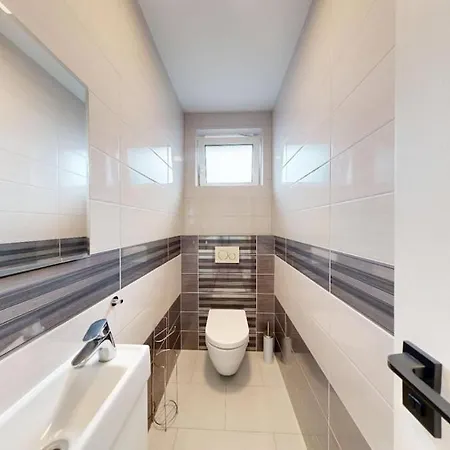 Exkluzívny Rodinný Dom - Rodiny, Pracovné Cesty *