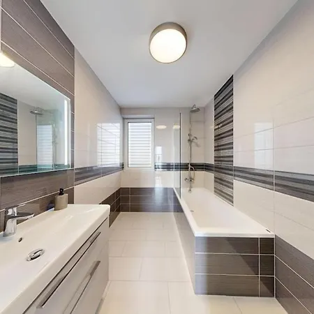 Exkluzívny Rodinný Dom - Rodiny, Pracovné Cesty